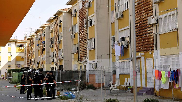 Die gesamte Nachbarschaft steht unter Schock. Ungefähr 20 Schüsse sollen gefallen sein.