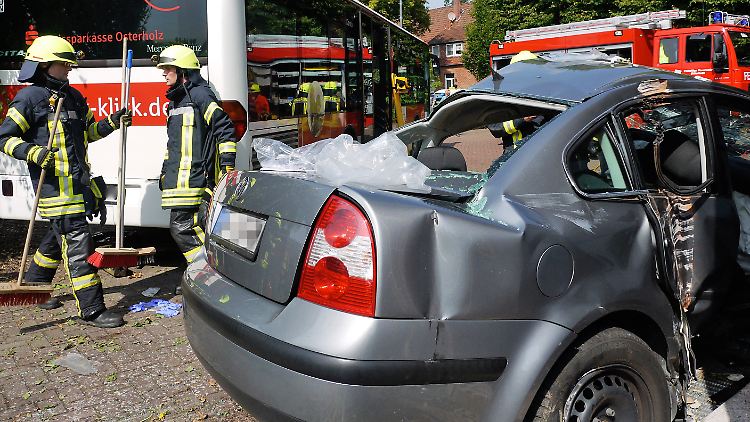 Bei dem Unfall wurden zwei Menschen schwer verletzt.
