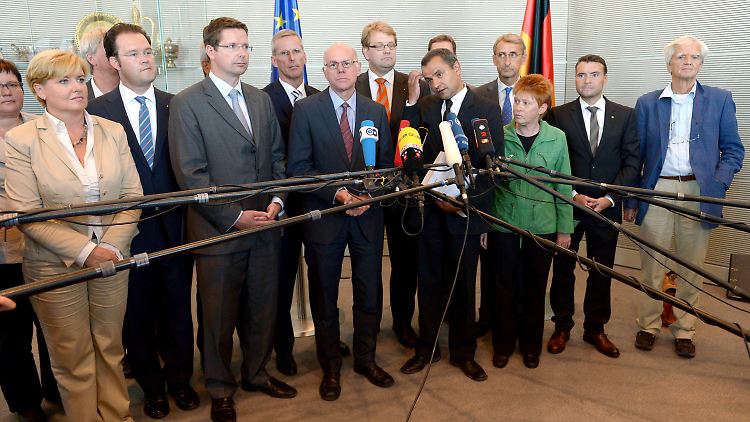Sebastian Edathy (5. v.r.) spricht von "gewissen Stereotypen", die sich unter Polizeibeamten entwickeln. 