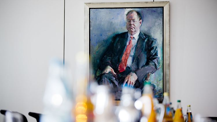 Von 2002 bis 2005 war Steinbrück Ministerpräsident von Nordrhein-Westfalen, von 2005 bis 2009 Bundesfinanzminister.