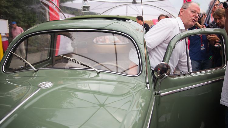 Mit 66 ist noch lange nicht Schluss? Beim SPD-Deutschlandfest steigt Peer Steinbrück in einen VW Käfer.