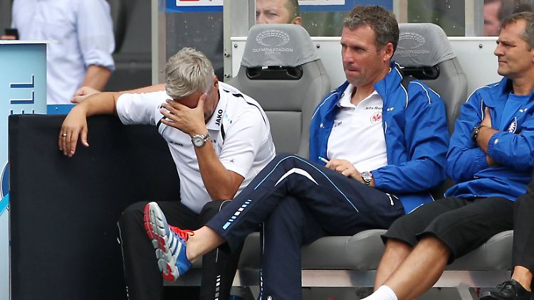 Fasssungslos: Armin Veh (l.) bei der 1:6-Klatsche seiner Frankfurter zum Saisonstart in Berlin.