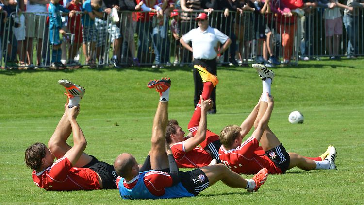 Hoch die Beine: Der FC Bayern bereitet sich gewissenhaft auf den 1. FC Nürnberg vor.