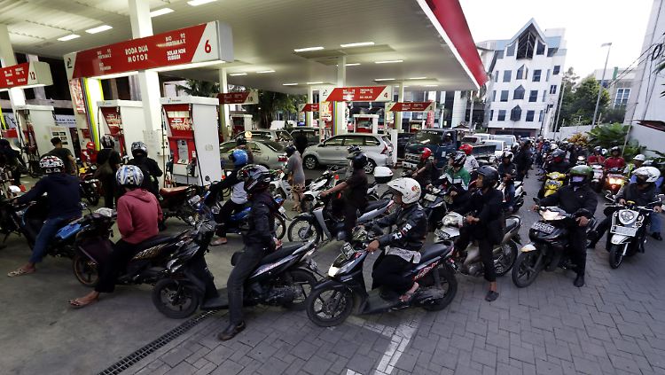 Ein überfüllte Tankstelle in Indonesien: wegen der Kürzung der Benzinsubventionen stehen Motorradfahrer Schlange.
