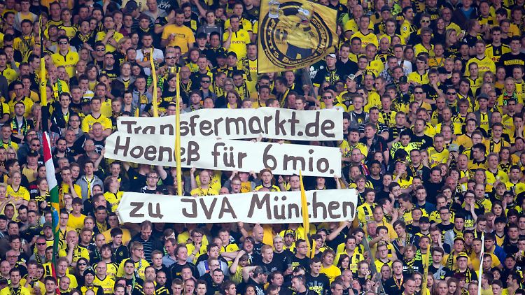Nach Bekanntwerden der Steuer-Affäre taten einige BVB-Fans ihre Abneigung gegen den Bayern-Präsidenten kund.