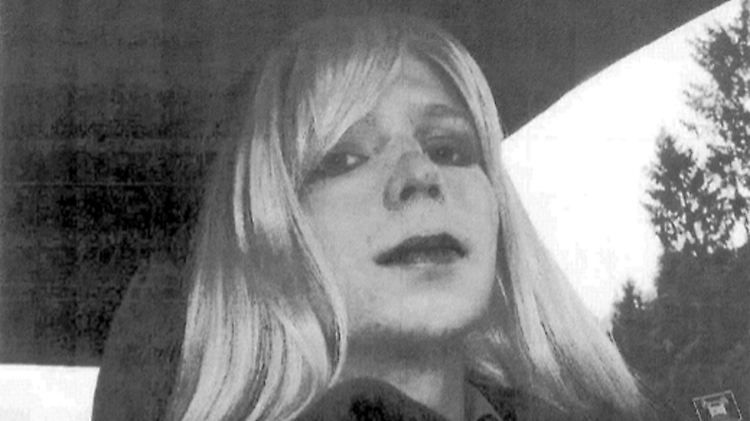 Mit einem Bild mit Perücke und Schminke machte Manning einen Vorgesetzten auf seinen Wunsch, eine Frau zu sein, erstmals aufmerksam.
