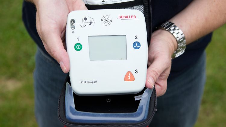 Die Defibrillatoren sind selbst für Laien zu bedienen.