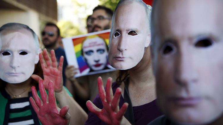 Aktivisten tragen Putin-Masken um gegen die "homophobe Politik" der russischen Regierung zu protestieren. 