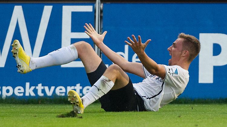 Sandhausens Florian Hübner schimpft nicht etwa über einen nicht gegebenen Strafstoß. Nein, er jubelt über sein Tor zum 1:1.