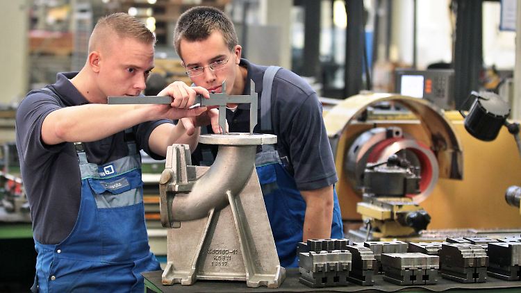 Immer mehr Azubis sind 25 oder älter. Hier wird gerade ein Flanschkrümmer beim Pumpenhersteller KSB AG in Halle (Saale) überprüft.