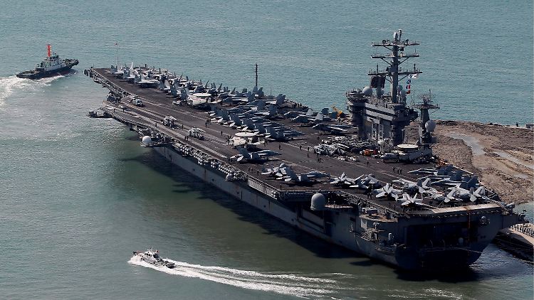 Bereit zum Einsatz: Der Flugzeugträger "Nimitz" ist aus dem Arabischen Meer zum Roten Meer vorgerückt, um möglichst nah zur syrischen Grenze zu sein.