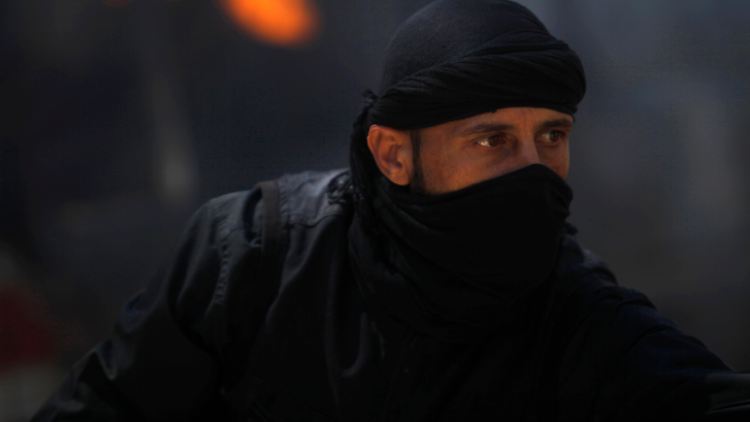 Ein Kämpfer der Al-Nusra-Front. Die Islamisten kämpfen in Syrien gegen Baschar al-Assad und gegen pro-westliche Rebellen.