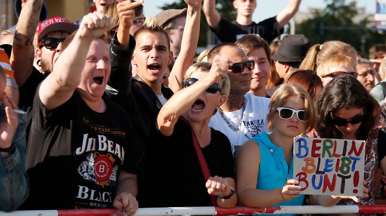 Linke Demonstranten stellen sich gegen die Hassbotschaften.