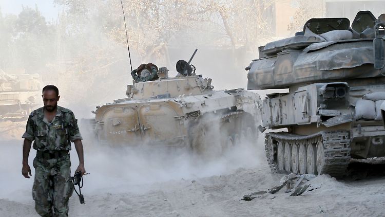 Während der Westen über einen möglichen Militärschlag debattiert, gehen die Kämpfe in Syrien unvermindert weiter - auch mit konventionellen Waffen.
