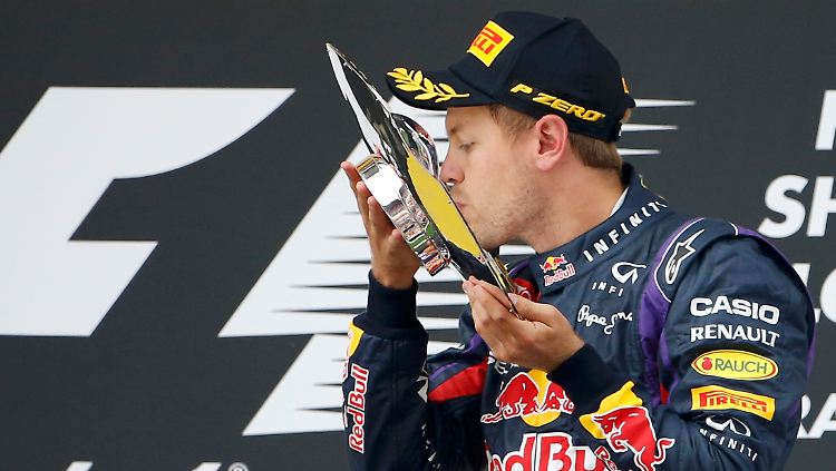 Küsschen für den Sieger: Sebastian Vettel schmust nach seinem Spa-Triumph mit sich selbst.