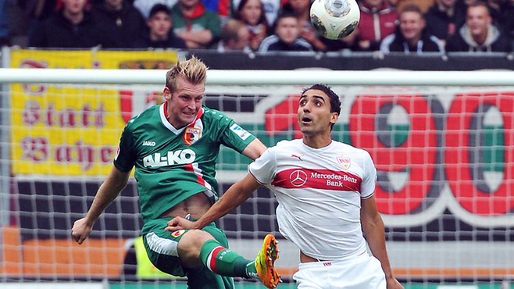 Augsburgs Jan-Ingwer Callsen-Bracker und Stuttgarts Mohammed Abdellaoue kämpfen um den Ball.