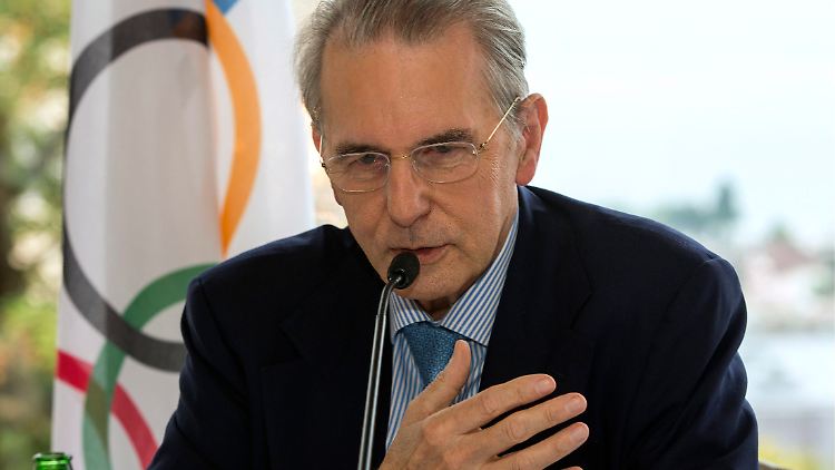 IOC-Präsiden Jacques Rogge lobte Issinbajewa einst als "Vorbild für die Jugend". Eine Einschätzung, die er nun überdacht hat.