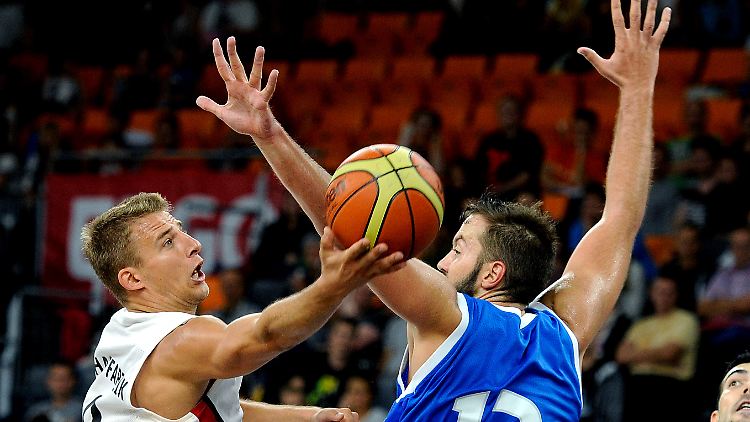 Konnte die Niederlagenserie nicht verhindern: Nationalspieler Heiko Schaffartzik im Duell mit dem Griechen Ian Vougioukas. 