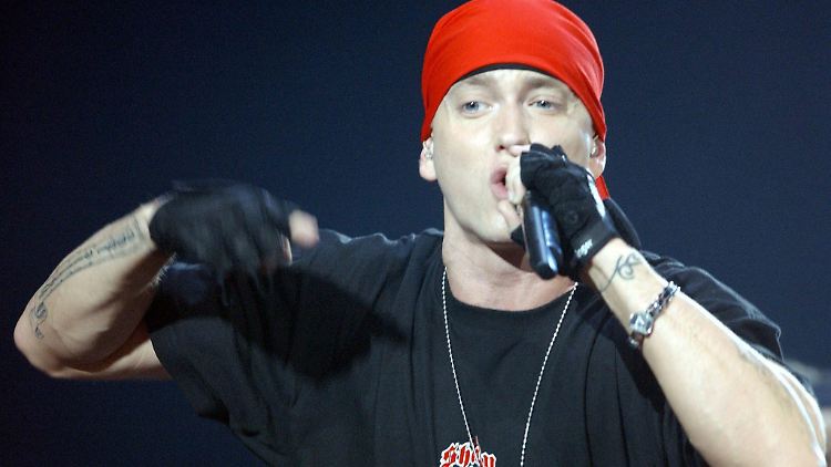 Eminem bleibt sich treu: Auf seiner Homepage kündigt er sein neues Album mit ausgestrecktem Mittelfinger an.