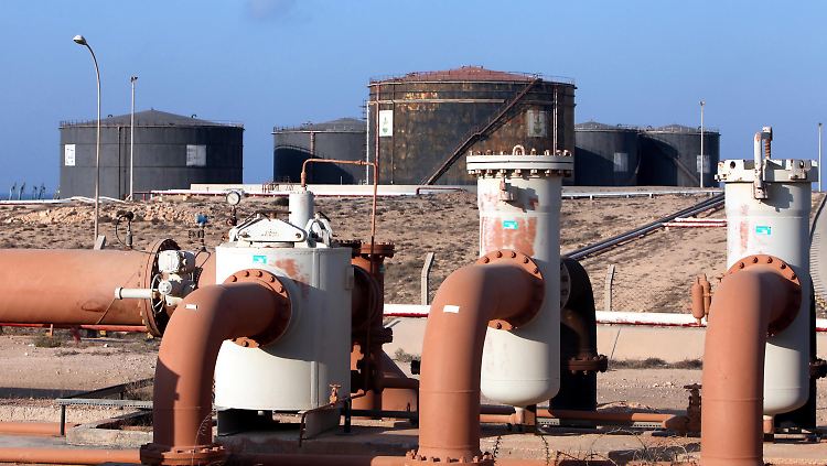Von hier aus nach Europa: Im Rohöllager des Seehafens Hariga bei Tobruk zeugt der Farbanstrich vom Ausbauzustand der libyischen Anlagen.