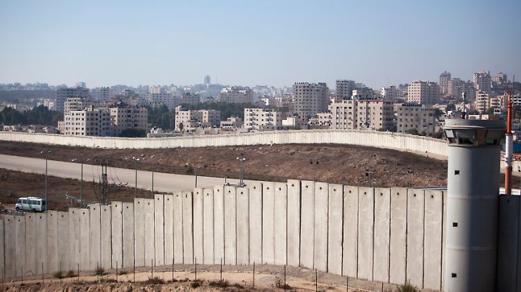 Eine Mauer trennt Kalandija von Jerusalem.