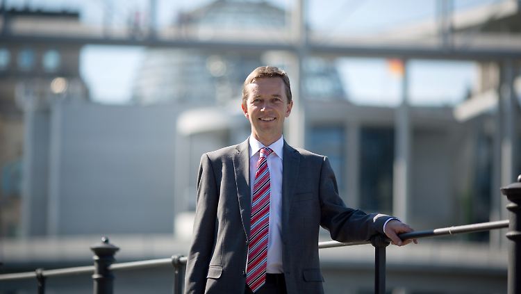 Bundesvorstand Bernd Lucke will mit seinem Anti-Euro-Kurs in den Bundestag einziehen.