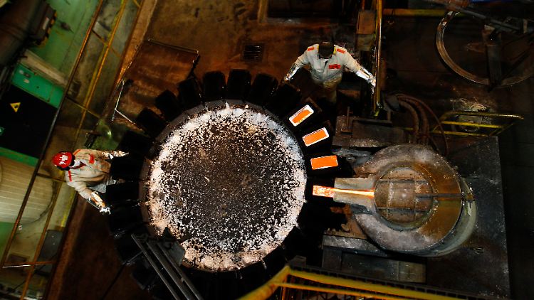 Flüssiges Silber lässt sich in Barrenform gießen: Silber schmilzt bei knapp 962 Grad Celsius.