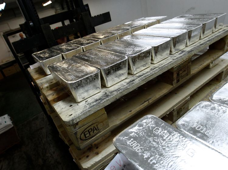 Schön schwer: In der Edelmetallschmelze von KGHM in Glogow stapeln Mitarbeiter die Barren auf Europaletten auf.