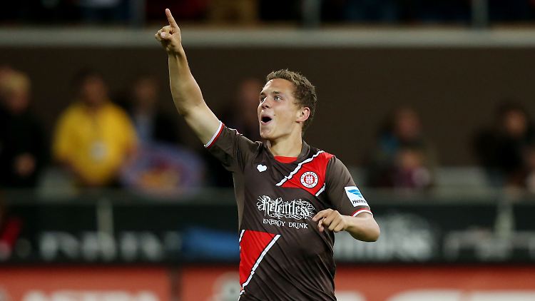 So sehen Sieger aus. Sebastian Maier sichert seinem FC St. Pauli drei wichtige Punkte.
