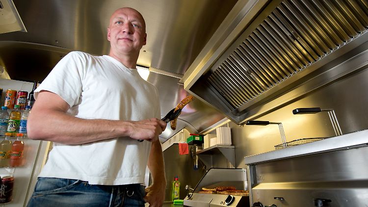 Seit fünf Jahren besitzt der Ex-Manager die Würstchenbude - und bereut diese Entscheidung keine Minute.