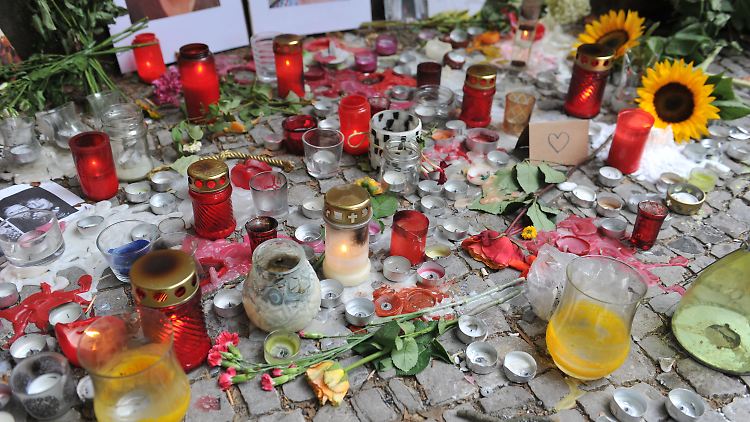 Vor der Schule des 19-Jährigen haben Mitschüler Blumen und Kerzen abgelegt.