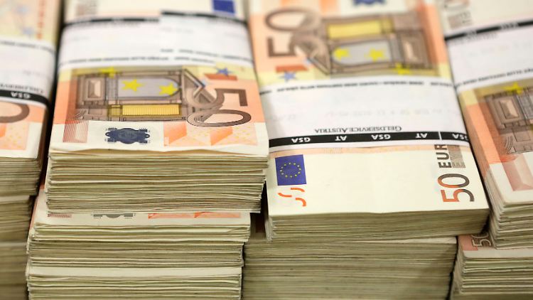 "Das war kein Riesensprung, aber besser als erwartet": Nach dem Ifo-Index sackt der Euro deutlich ab.