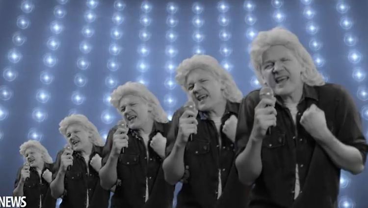 „Wir sind alle verkabelt": Julian Assange als John Farnham.