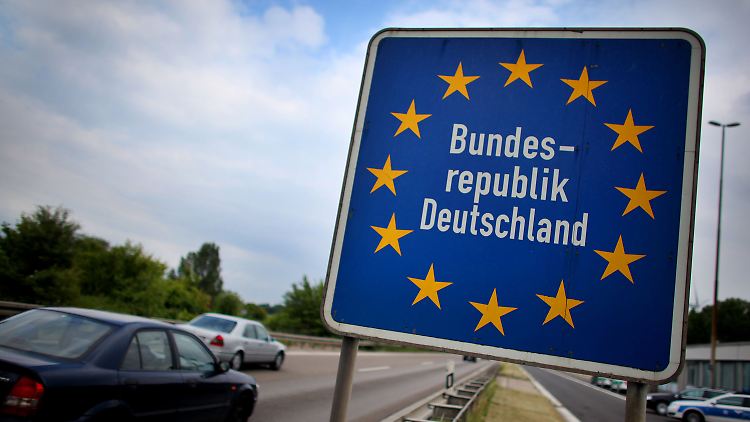 Die Zahl der in Deutschland lebenden Menschen steigt wieder.