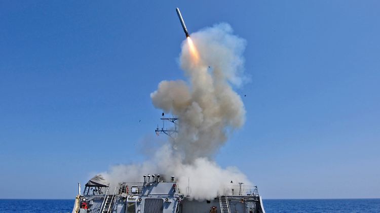 Ein Tomahawk-Marschflugkörper startet vom Raketenzerstörer USS Barry - nach Angaben der US-Regierung könnte der Ernstfall bereits am Donnerstag eintreten.