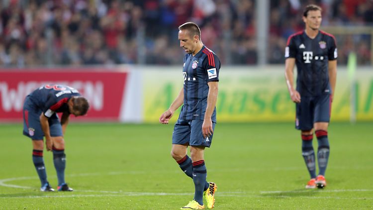 Bedröppelte Bayern auf dem Platz.