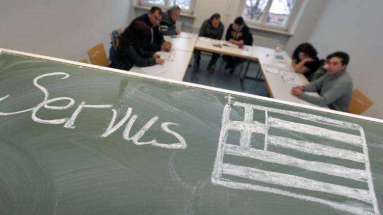 Arbeitslosigkeit treibt immer mehr Griechen nach Deutschland. In Volkshochschulen lernen sie die deutsche Sprache.