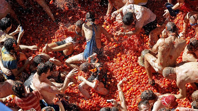 "La Tomatina" lockt alljährlich zehntausende Menschen aus aller Welt an.