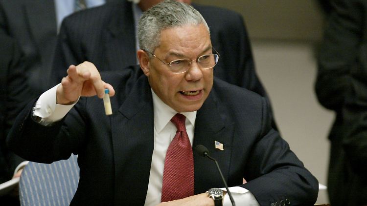 "Schandfleck" seiner politischen Karriere: Der damalige US-Außenminister Colin Powell präsentiert dem UN-Sicherheitsrat im Februar 2003 vermeintliche Beweise für die Massenvernichtungswaffen Saddam Husseins.