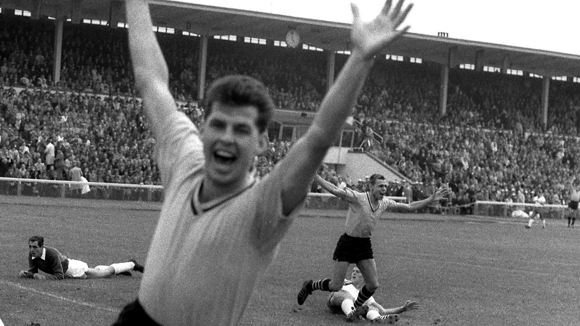 Dabei traf er in der Bundesliga wie am Fließband. In 183 Spielen machte er sensationelle 115 Tore - die meisten für Borussia Dortmund. Auf diesem Bild bejubelt er allerdings den Treffer seines Mannschaftskameraden Timo Konietzka (hinten). Trotz seiner starken Quote hat er nur zwei Länderspiele machen dürfen.