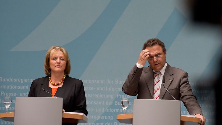 Leutheusser-Schnarrenberger (l.) und Friedrich stellen den Bericht vor.