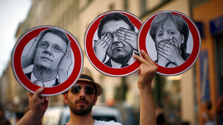 Bürger kritisieren bei einer Demonstration die Bundesregierung, weil sie ihrer Meinung nach nicht genug gegen die massenhafte Ausspähung von Bürgern in Deutschland tut.