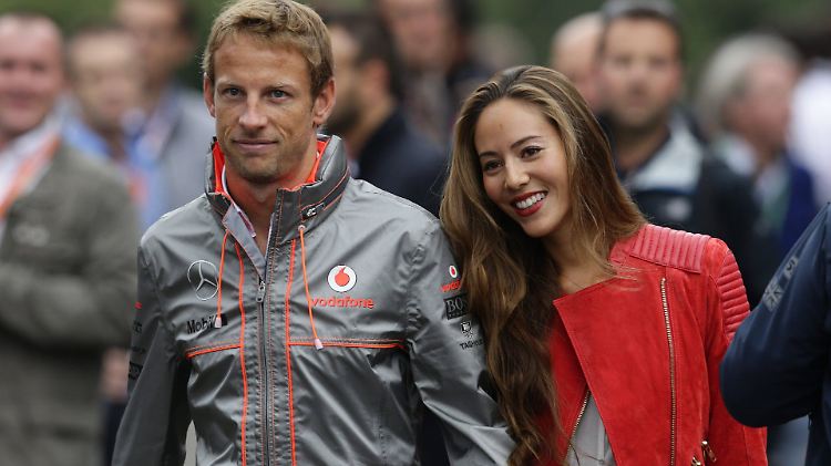 Heiß begehrt: Jenson Button, hier beim Grand Prix in Spa mit Freundin Jessica Michibata.