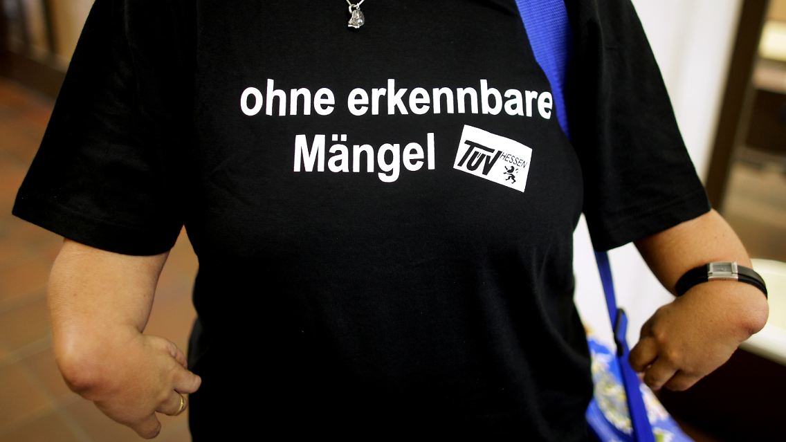 Eine Contergan-Geschädigte mit ironischem Aufdruck auf ihrem T-Shirt 2009 im Landgericht Köln im Prozess um einen Boykott-Aufruf gegen Produkte der Unternehmerfamilie Wirtz.