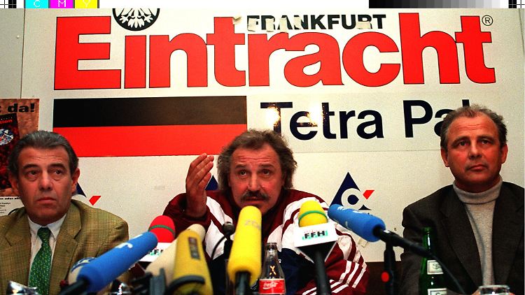 Stepanovic als Eintracht-Trainer bei einer Pressekonferenz mit Präsident Ohms (l.) und Manager Hölzenbein (r.)