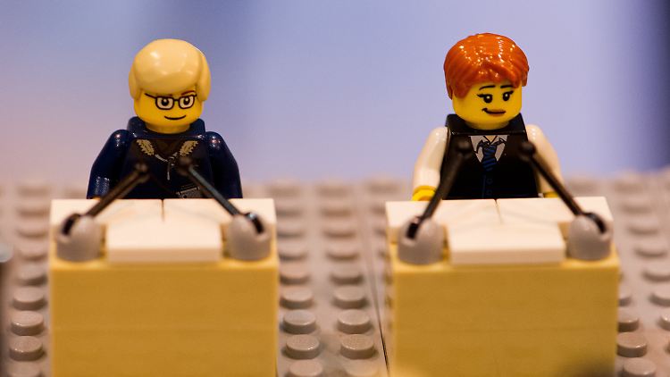 Als Lego-Figuren machen Merkel und Steinbrück schon vorab eine gute Figur im TV-Duell.