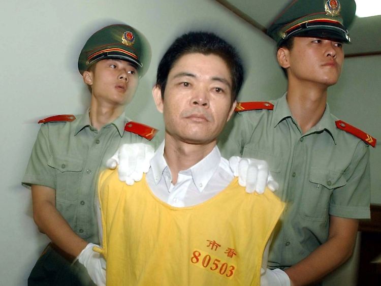 Ein wegen Drogendelikten zum Tode verurteilter Tatverdächtiger wird in das Gericht in Nanjing gebracht (Archivaufnahme 2003).