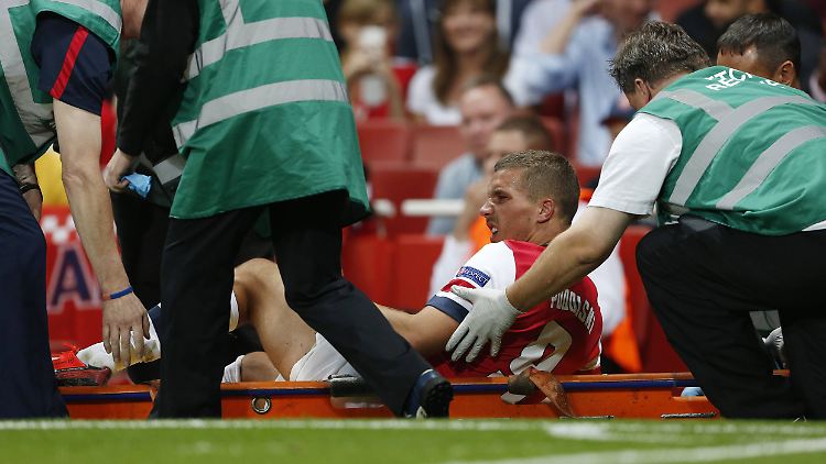 Podolski schaffte es nach seiner Verletzung nicht einmal mehr ohne Hilfe vom Platz.