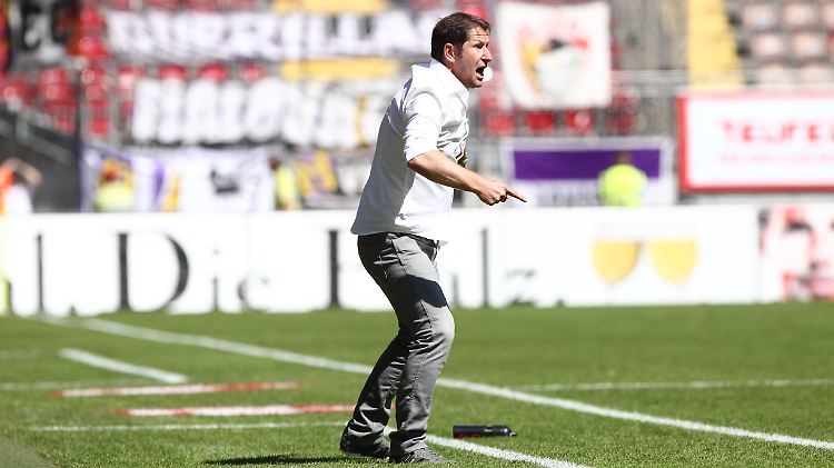 Einsam an der Seitenlinie: Franco Foda und sein Team kamen auf keinen gemeinsamen Nenner mehr.