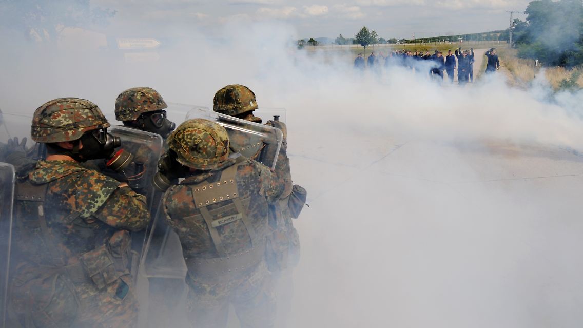 Laut Königshaus ist die Ausrüstung der Bundeswehr miserabel (Übung in der Werratal-Kaserne Bad Salzungen auf den Afghanistan-Einsatz).